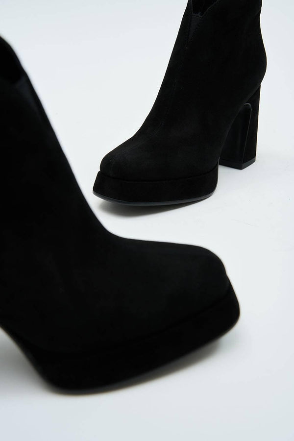Ananke Black