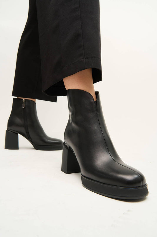 Ananke Black