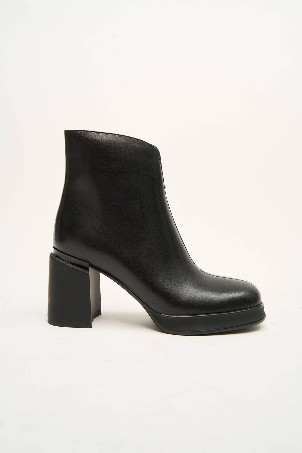 Ananke Black
