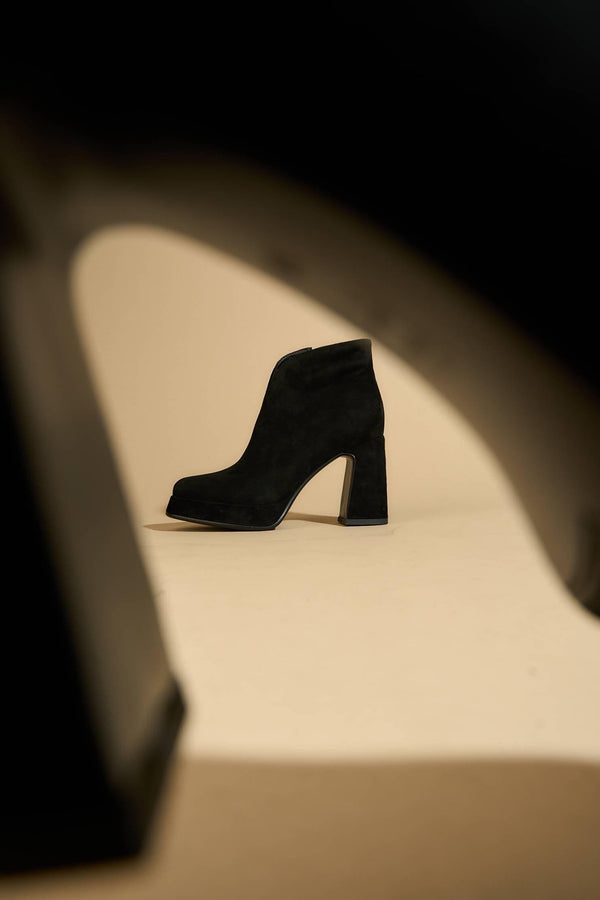 Ananke Black