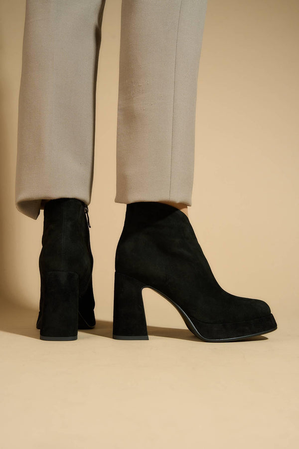 Ananke Black