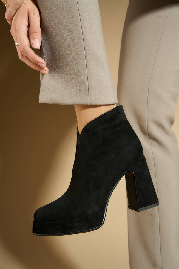 Ananke Black