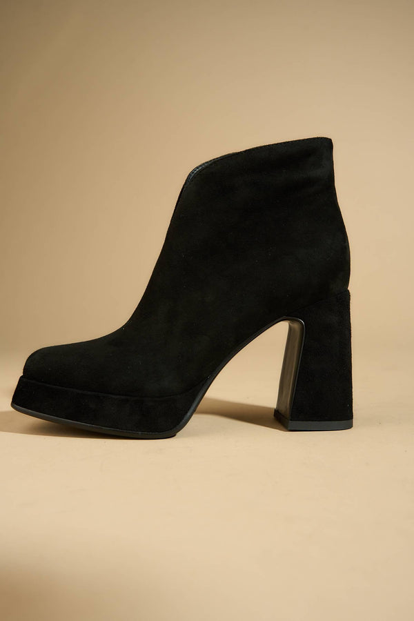 Ananke Black