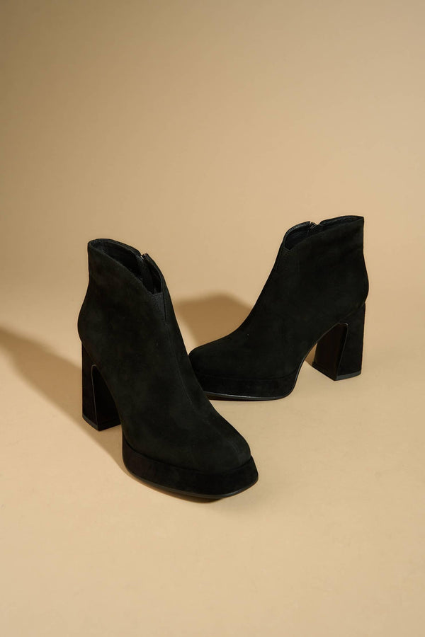 Ananke Black